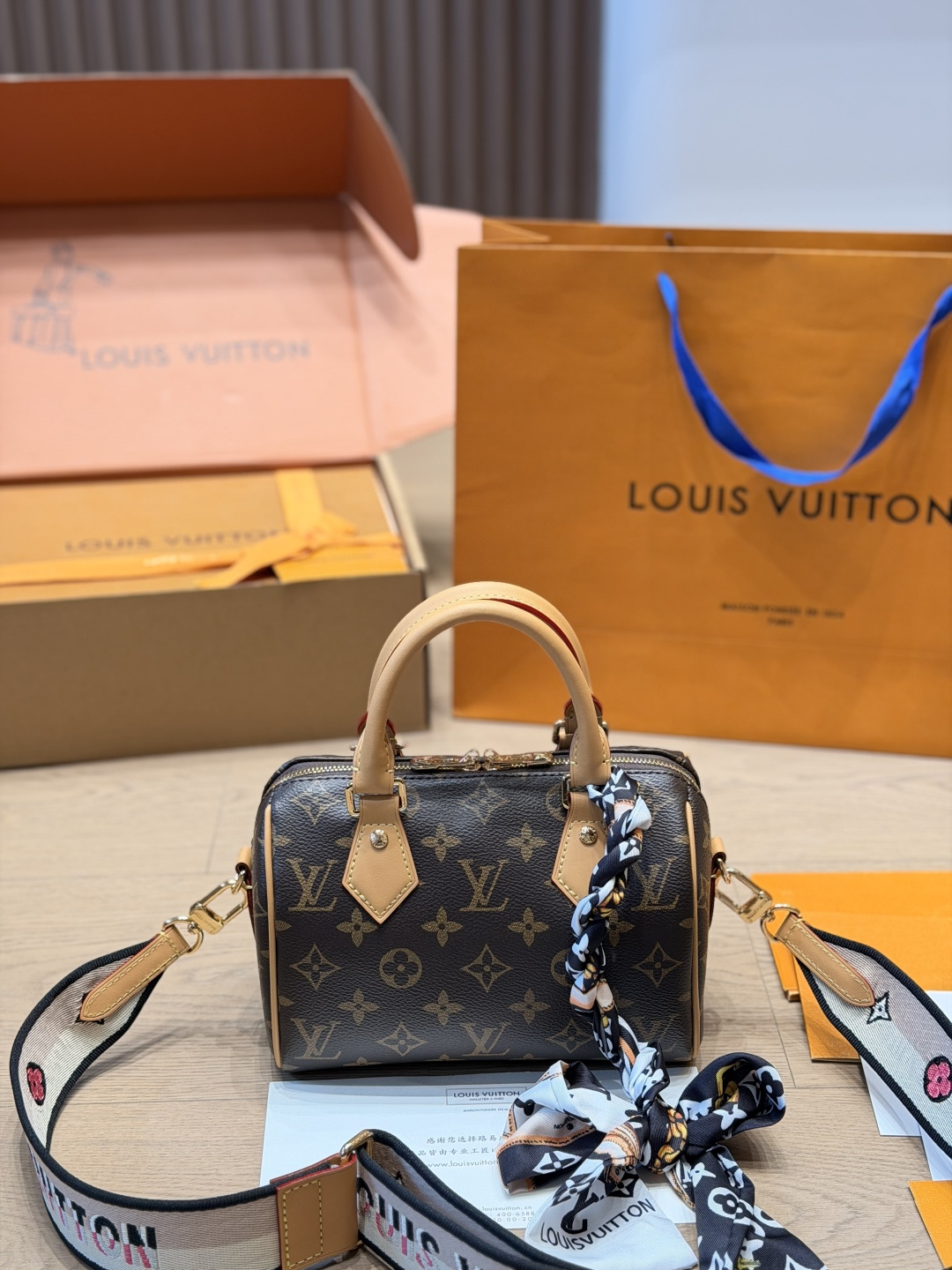 Louis Vuitton LV Speedy Handbag Cowhide Leather | Luxury Designer Fashion Accessory